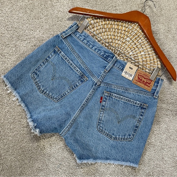 NWT Levi’s Women’s 501 Original Fit High Rise Jean Short 2.5” in Med Wash 28 - Picture 6 of 15